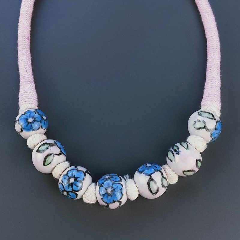 Collana girocollo di seta indiana rosa con ceramica rosa tondo lavorato fiore