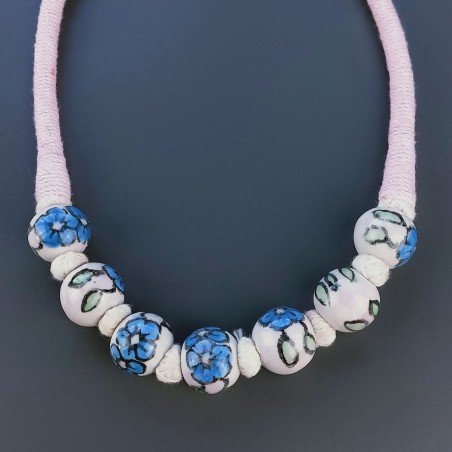 Collana girocollo di seta indiana rosa con ceramica rosa tondo lavorato fiore