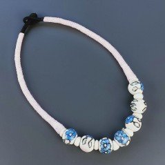 Collana girocollo di seta indiana rosa con ceramica rosa tondo lavorato fiore