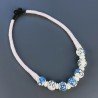 Collana girocollo di seta indiana rosa con ceramica rosa tondo lavorato fiore