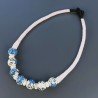 Collana girocollo di seta indiana rosa con ceramica rosa tondo lavorato fiore