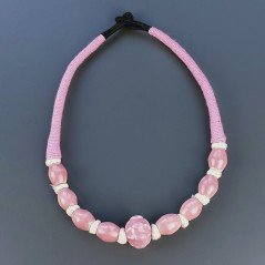 Collana girocollo di seta indiana rosa con ceramica rosa forme miste