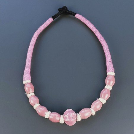 Collana girocollo di seta indiana rosa con ceramica rosa forme miste