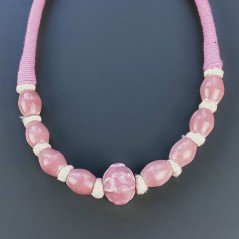 Collana girocollo di seta indiana rosa con ceramica rosa forme miste