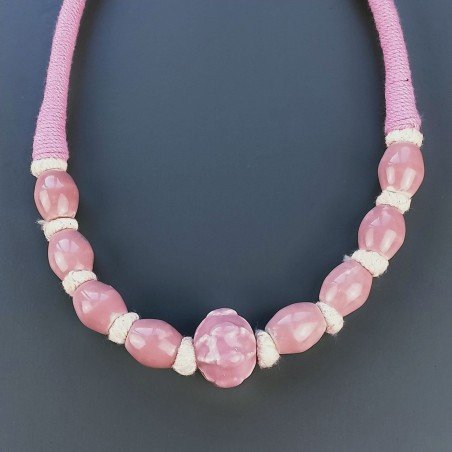 Collana girocollo di seta indiana rosa con ceramica rosa forme miste