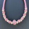 Collana girocollo di seta indiana rosa con ceramica rosa forme miste