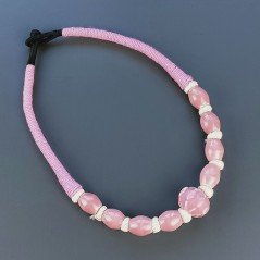 Collana girocollo di seta indiana rosa con ceramica rosa forme miste Collana girocollo di seta indiana rosa con ceramica rosa forme miste