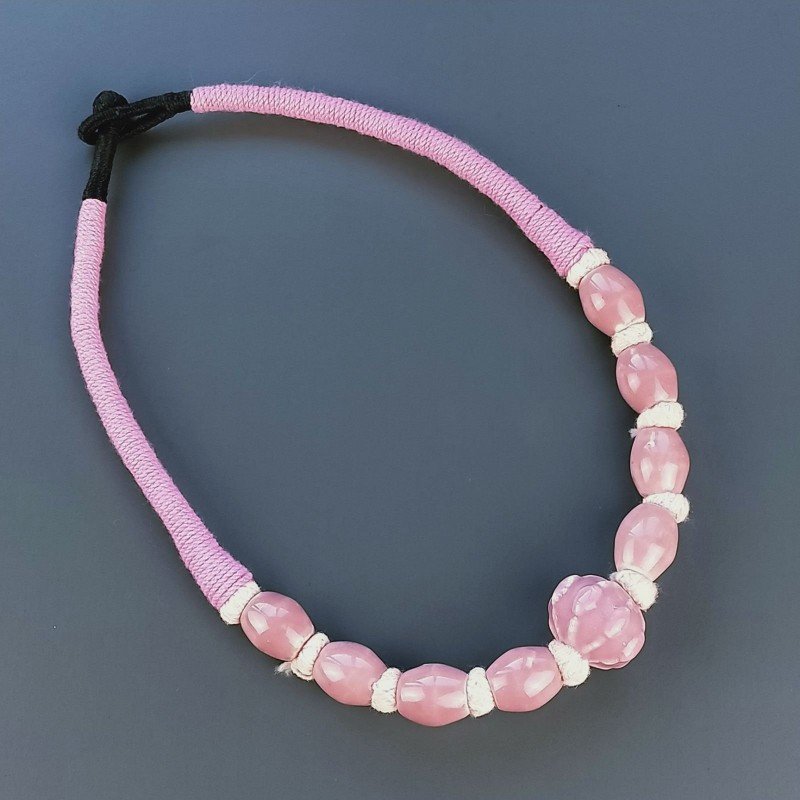 Collana girocollo di seta indiana rosa con ceramica rosa forme miste Collana girocollo di seta indiana rosa con ceramica rosa forme miste