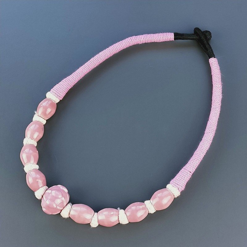 Collana girocollo di seta indiana rosa con ceramica rosa forme miste Collana girocollo di seta indiana rosa con ceramica rosa forme miste