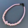 Collana girocollo di seta indiana rosa con ceramica rosa forme miste