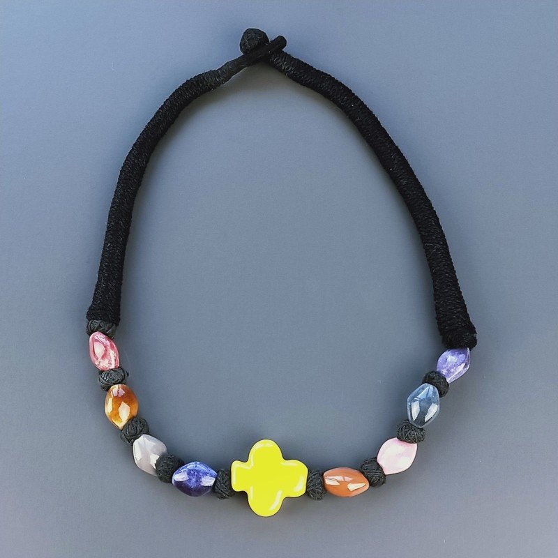 Collana girocollo di seta indiana nera con ceramica multicolore forme miste