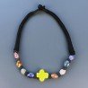 Collana girocollo di seta indiana nera con ceramica multicolore forme miste
