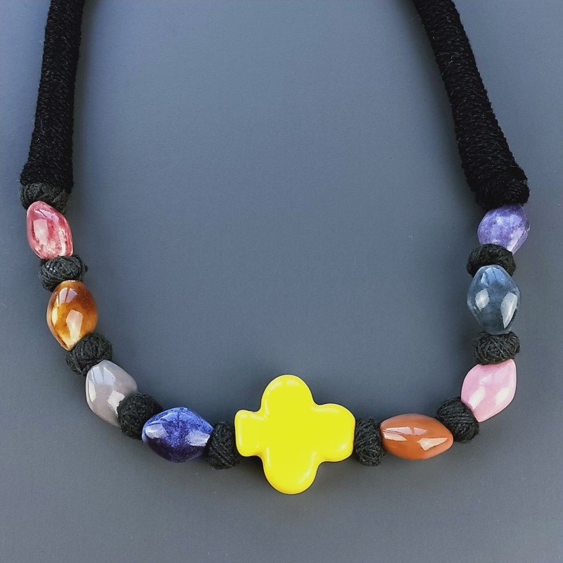 Collana girocollo di seta indiana nera con ceramica multicolore forme miste