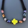 Collana girocollo di seta indiana nera con ceramica multicolore forme miste