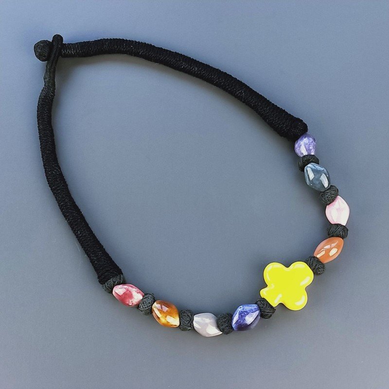 Collana girocollo di seta indiana nera con ceramica multicolore forme miste