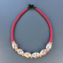 Collana girocollo di seta indiana rossa con ceramica bianca fiorita