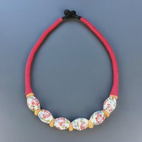 Collana girocollo di seta indiana rossa con ceramica bianca fiorita