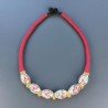 Collana girocollo di seta indiana rossa con ceramica bianca fiorita