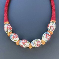 Collana girocollo di seta indiana rossa con ceramica bianca fiorita