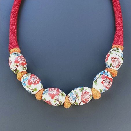 Collana girocollo di seta indiana rossa con ceramica bianca fiorita