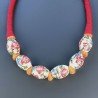 Collana girocollo di seta indiana rossa con ceramica bianca fiorita