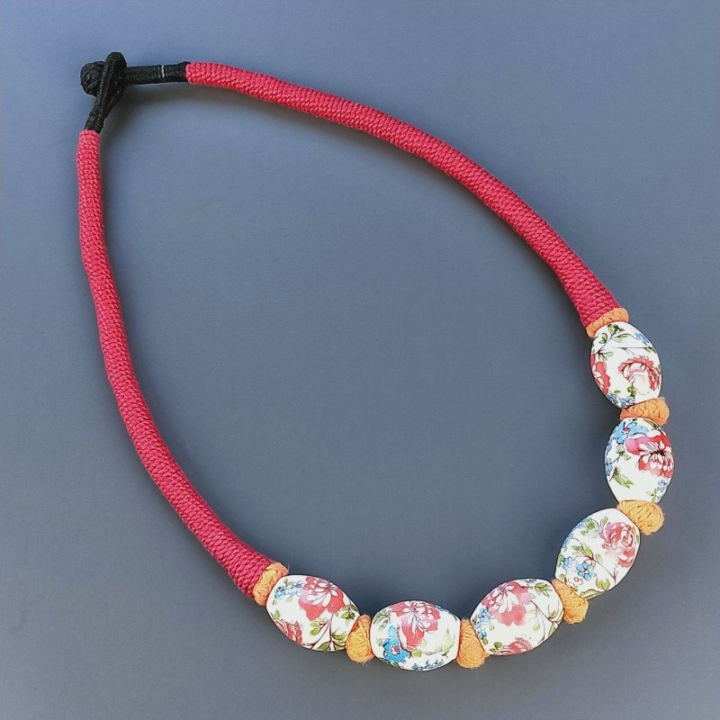 Collana girocollo di seta indiana rossa con ceramica bianca fiorita