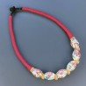 Collana girocollo di seta indiana rossa con ceramica bianca fiorita
