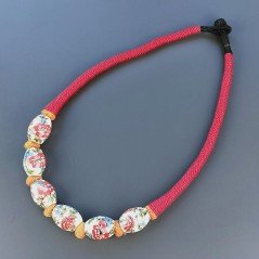 Collana girocollo di seta indiana rossa con ceramica bianca fiorita