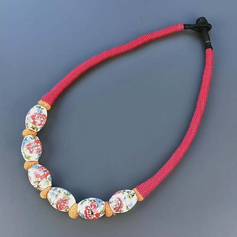 Collana girocollo di seta indiana rossa con ceramica bianca fiorita