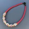 Collana girocollo di seta indiana rossa con ceramica bianca fiorita
