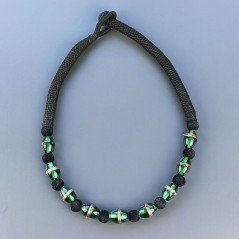 Collana girocollo di seta indiana nera con vetro di murano verde lavorato