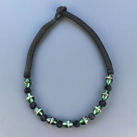 Collana girocollo di seta indiana nera con vetro di murano verde lavorato
