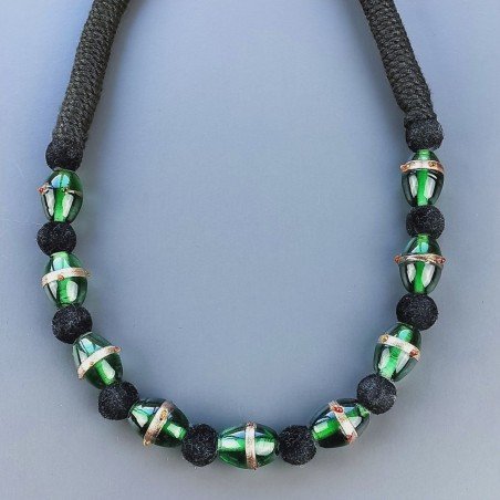 Collana girocollo di seta indiana nera con vetro di murano verde lavorato