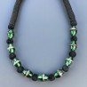 Collana girocollo di seta indiana nera con vetro di murano verde lavorato