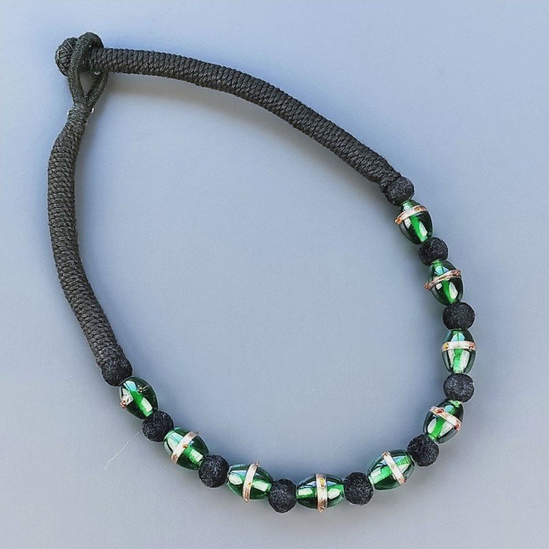Collana girocollo di seta indiana nera con vetro di murano verde lavorato