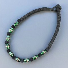 Collana girocollo di seta indiana nera con vetro di murano verde lavorato