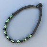 Collana girocollo di seta indiana nera con vetro di murano verde lavorato
