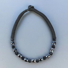 Collana girocollo di seta indiana nera con vetro di murano uovo nero lavorato linee
