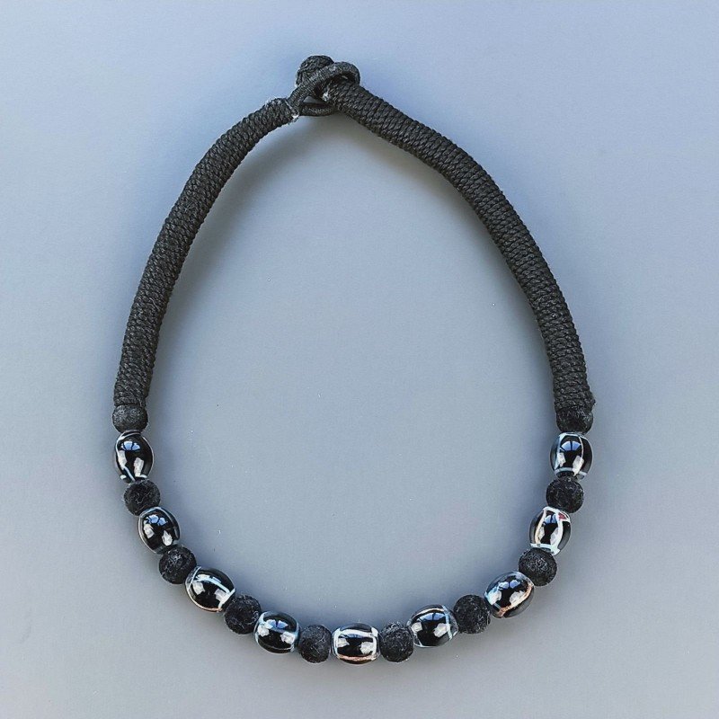 Collana girocollo di seta indiana nera con vetro di murano uovo nero lavorato linee