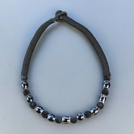 Collana girocollo di seta indiana nera con vetro di murano uovo nero lavorato linee
