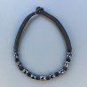 Collana girocollo di seta indiana nera con vetro di murano uovo nero lavorato linee
