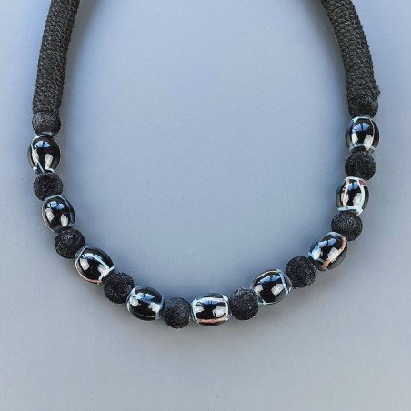 Collana girocollo di seta indiana nera con vetro di murano uovo nero lavorato linee
