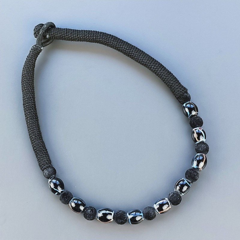 Collana girocollo di seta indiana nera con vetro di murano uovo nero lavorato linee