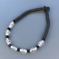 Collana girocollo di seta indiana nera con vetro di murano lavorato riso liscio