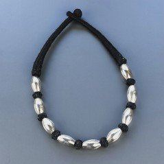 Collana girocollo di seta indiana nera con ottone argentato riso liscio 12x21 mm