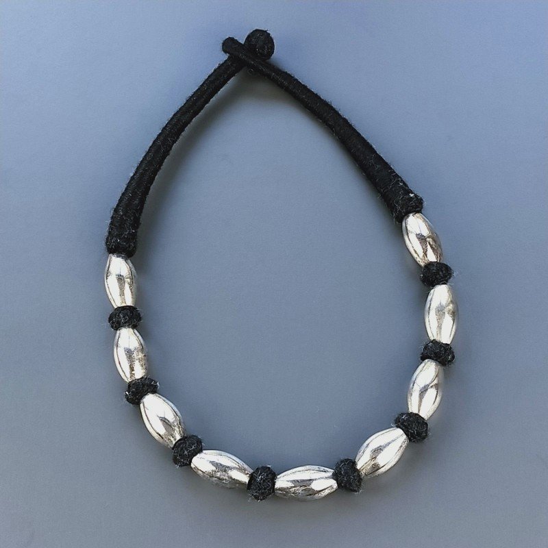 Collana girocollo di seta indiana nera con ottone argentato riso liscio 12x21 mm Collana girocollo di seta indiana nera con ottone argentato riso liscio 12x21 mm
