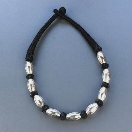 Collana girocollo di seta indiana nera con ottone argentato riso liscio 12x21 mm