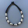 Collana girocollo di seta indiana nera con ottone argentato riso liscio 12x21 mm