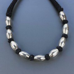 Collana girocollo di seta indiana nera con ottone argentato riso liscio 12x21 mm