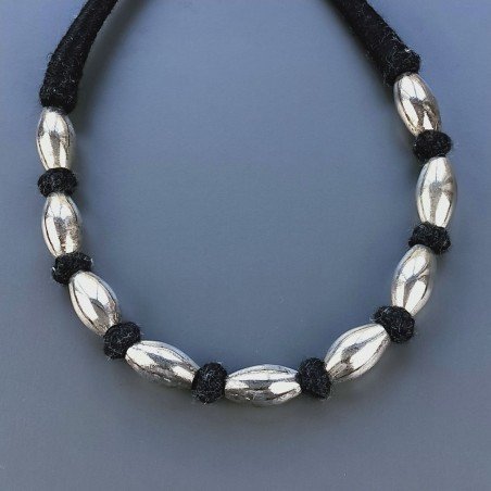 Collana girocollo di seta indiana nera con ottone argentato riso liscio 12x21 mm